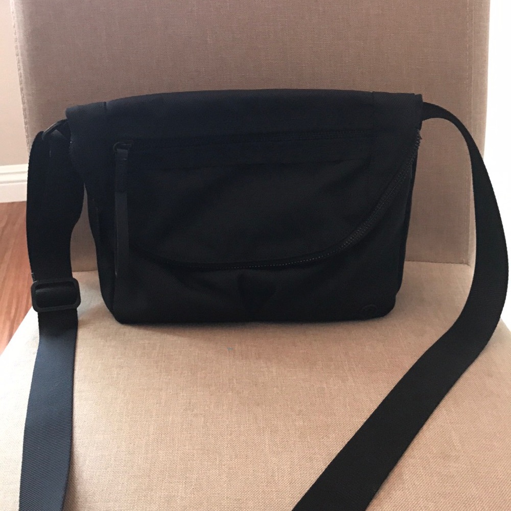 EUC lululemon black purse